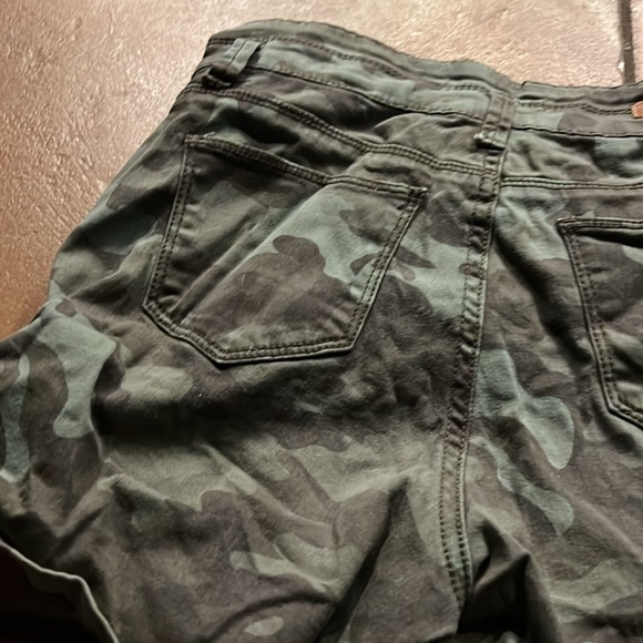 LEI CAMO SHORTS - Picture 8 of 9